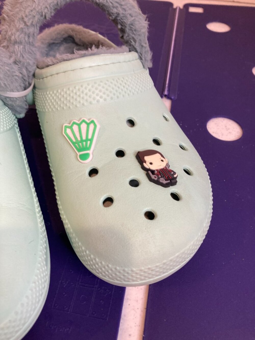 CROCS FUR LINED WOMENS SHOES WITH CHARMS SIZE 8 - Picture 3 of 7